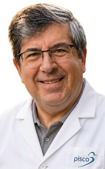 Prof. Anselmo Pisco de jaleco com o logo da Pisco