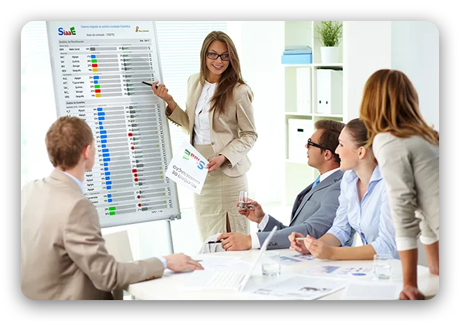 Equipe analisando relatório de coordenação do SiaaE